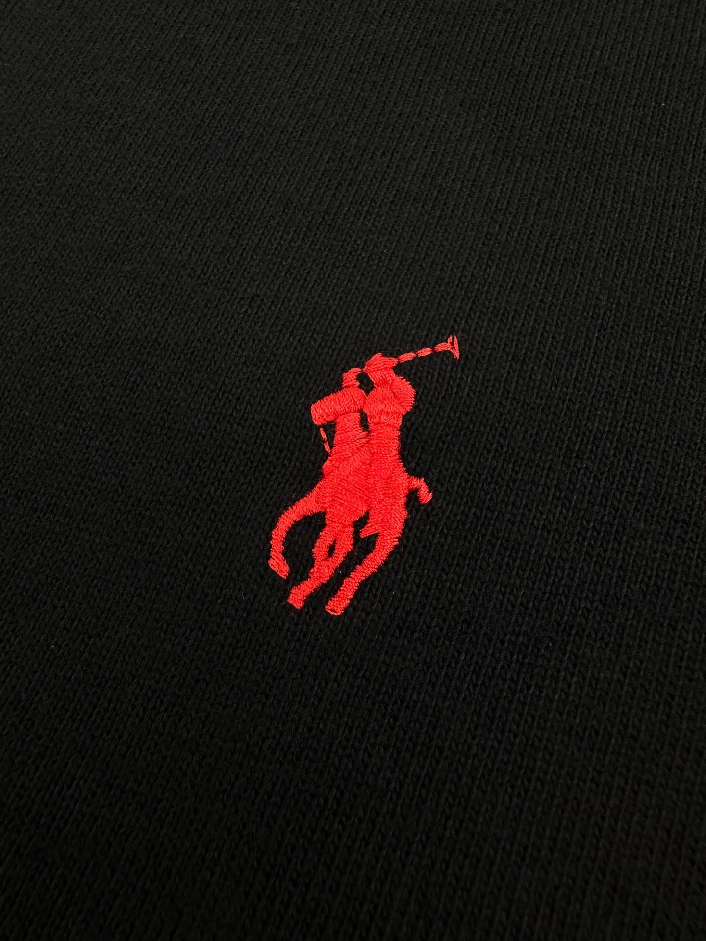 P190 Ralph Lauren logo embroidered short sleeves. Customized cotton and linen soft plain fabric. It feels delicate and comfortable against the skin. It is mainly made of deep black and is embellished with exquisite red pony logo. It is highly recognizable. It has a breath of freedom and vitality. A symphony of pure and smart colors. It outlines a high-end silhouette with extreme simplicity. It becomes the smart focus of the vision and shows the taste in silence. Process 1: Using imported machine embroidery process. Use advanced computer control systems and precision mechanical components to achieve iconic pony embroidery operations with high precision and smooth and delicate lines. Process 2: The fabrics are washed and have a better hand feel. Not easy to deform, not easy to shrink, not easy to fade, and maintain long-term beauty. Accessories: Customized 1:1 Ralph Lauren trademark. Version: Fitted version. Size: S M L XL. Style number: CC933.